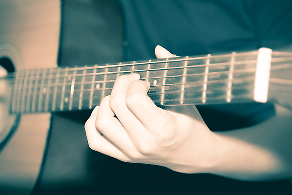 포토 JPG 해외이미지 손 연주 실내 신체부위 기타 잡기 해외202004 해외포토 음악 모션 현악기 사람 내부 파일형식 이미지허브