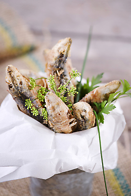 포토 JPG 해외이미지 실내 통 사람없음 아웃포커스 튀김 담기 멸치 앤초비 종이호일 해외202004 해외포토 음식 모션 촬영기법 어류 내부 파일형식 이미지허브