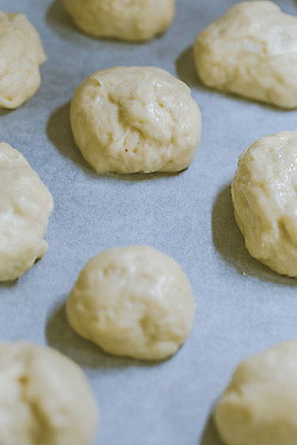 포토 JPG 해외이미지 전통 손 종이 할머니 이동 다이어트 공 모션 주택 그림자 요리 사람없음 주방 침묵 신선 사발 변화 닫기 도넛 굽기 향수 준비 서식 아로마 롤 과거 밀가루 버터 성분 분류 어려움 이스트 페스츄리 해외202004 해외포토 여자 노년 빵 컨셉 디저트 건강 건물 신체부위 소리 화장품 사기그릇 가루 구이 파일형식 이미지허브