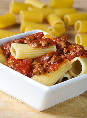 포토 JPG 해외이미지 음식 토마토 탁자 파스타 육류 사람없음 먹기 해외202004 해외포토 가구 채소 식재료 모션 서양음식 파일형식 이미지허브