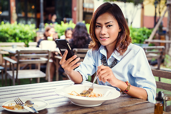 포토 JPG 해외이미지 라이프스타일 접시 손 응시 행복 아시아 음식 포크 가이드 놀이 탁자 휴식 세포 파스타 건강 스파게티 요리 한명 미소 야외 스마트폰 식당 숟가락 식사 저녁식사 카페 잡기 입 그룹 맛 연결 먹기 국수 무릎 서빙 온라인 관심 마카로니 해외202004 해외포토 직업 1 식기 시선 감정 나라 가구 컨셉 모션 서양음식 수저 표정 사람 생활 신체부위 핸드폰 스마트기기 상점 면류 파스타면 파일형식 이미지허브