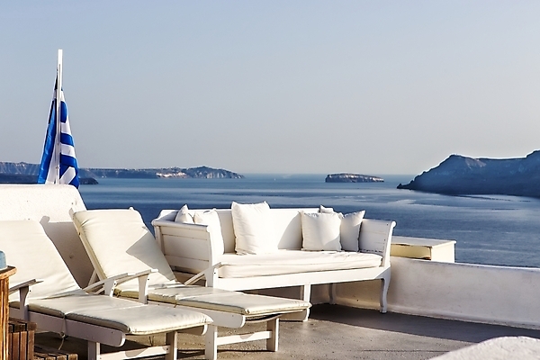 포토 JPG 해외이미지 여행 휴식 사람없음 야외 파란색 소파 맑음 그리스 휴양지 선베드 산토리니 그리스국기 해외202004 해외포토 유럽 컬러 컨셉 의자 날씨 장소 국기 파일형식 이미지허브