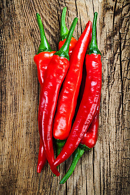 포토 JPG 해외이미지 식물 음식 백그라운드 채소 재료 고추 피망 요리 사람없음 목재 빨간색 세로 갈색 신선 뜨거움 양념 정상 향신료 유기농 매움 후추 숙성 페퍼로니 해외202004 해외포토 나무 웰빙 컬러 소시지 맛 향미료 파일형식 이미지허브