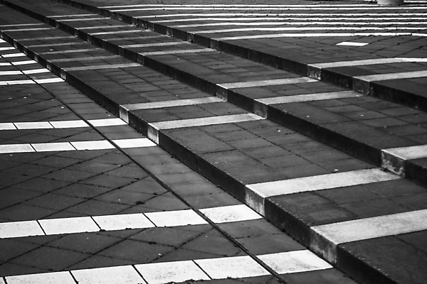 포토 JPG 해외이미지 모양 라이프스타일 도로 선 백그라운드 패턴 거리 사람없음 가로 세로 계단 사각형 검은색 줄무늬 산책 회색 바위 흰색 도시 보행자 삼각형 아스팔트 얼룩말 타운 단계 대각선 땅바닥 콘크리트 해외202004 해외포토 도형 길 컬러 무늬 교통시설 휴식 바닥 생활 돌_바위 말_동물 파일형식 이미지허브