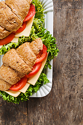 포토 JPG 해외이미지 접시 토마토 채소 치즈 실내 사람없음 하이앵글 크루아상 나무배경 해외202004 크루아상샌드위치 해외포토 식기 빵 뷰포인트 백그라운드 유제품 샌드위치 내부 파일형식 이미지허브