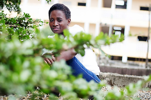 포토 JPG 해외이미지 모델 여자 한명 미소 사람 앉기 성인 초록색 나뭇가지 잡기 달콤 명상 해외202004 해외포토 나무 1 컬러 모션 표정 맛 파일형식 이미지허브