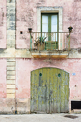 포토 JPG 해외이미지 전통 디자인 유럽 길 여행 건축양식 창문 휴가 거리 주택 풍경 사람없음 건물 목재 초록색 컬러풀 햇빛 장미 노란색 문 금속 맑음 이탈리아 발코니 조약돌 도시 중세 역사 폐허 대문 셔터 구시가지 파멸 해외202004 해외포토 나무 건축물 건축 꽃 나라 컬러 컨셉 재료 재질 날씨 태양 돌_바위 파일형식 소멸 이미지허브