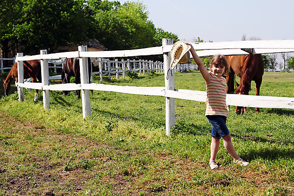 포토 JPG 해외이미지 동물 여자 행복 어린이 밭 포유류 자연 한명 미소 야외 초록색 울타리 농장 가축 봄 목장 시골 카우보이 찰과상 해외202004 해외포토 1 계절 감정 컬러 농업 표정 사람 담장 상처 생태계 파일형식 이미지허브