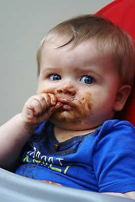 포토 JPG 해외이미지 백인 손 얼굴 어린이 음식 디저트 실내 사탕 한명 소년 갈색 초콜릿 축하 표현 아기 달콤 맛 유혹 먹기 배고픔 흥분 코코아 충동구매 해외202004 해외포토 서양인 1 남자 감정 음료 컬러 컨셉 모션 사람 내부 신체부위 쇼핑 과소비 파일형식 이미지허브