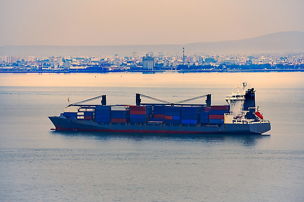 포토 JPG 해외이미지 유럽 산업 바다 여행 컨셉 비즈니스 교통시설 자연 하늘 항해 사람없음 야외 물 항구 일몰 회색 화물 물방울 보트 저녁 컨테이너 포르투갈 무역 함선 상업 포트 리스본 해외202004 해외포토 자연요소 나라 컬러 교통 배_교통 노을 운송업 야간 시설 생태계 파일형식 이미지허브