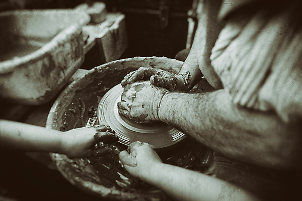 포토 JPG 해외이미지 모양 전통 손 손가락 기술 관리 창조 미술 사람 사람없음 컵 갈색 꽃병 젖음 터치 엄지손가락 조끼 업무 작업 바퀴 항아리 도자기 작업실 사발 성형수술 제조 냄비 서식 만들기 예술가 점토 진흙 장인 조형 주인 수공예 곰팡이 도예가 돌리기 압력 핸드메이드 해외202004 해외포토 직업 식기 꽃 컬러 모션 문화예술 신체부위 외투 사기그릇 수술 솥 공예 파일형식 이미지허브