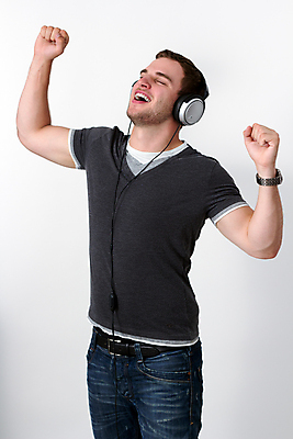 포토 JPG 해외이미지 백인 라이프스타일 남자 행복 감정 무기 음악 이어폰 백그라운드 셔츠 티셔츠 모션 휴식 갈색머리 한명 웃음 사람 손짓 성인 헤드폰 소리 기쁨 듣기 댄서 흰색 표현 춤 시원함 열정 팔 스타일 해외202004 해외포토 서양인 직업 1 헤어스타일 컬러 음향기기 컨셉 상의 문화예술 표정 생활 신체부위 파일형식 이미지허브