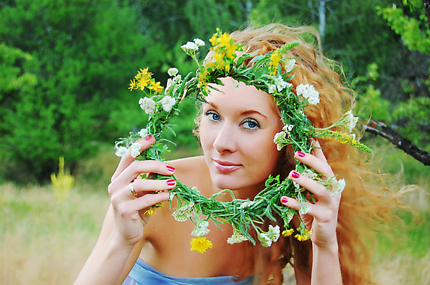 포토 JPG 해외이미지 나무 여자 꽃 얼굴 포즈 한명 사람 10대 빨간색 여름 청춘 태양 유행 기쁨 꿈 흰색 화려 우아함 매끈함 자작나무 빨간머리 스타일 해외202004 해외포토 자연요소 식물 1 헤어스타일 계절 감정 컬러 컨셉 청소년 신체부위 감각 파일형식 이미지허브