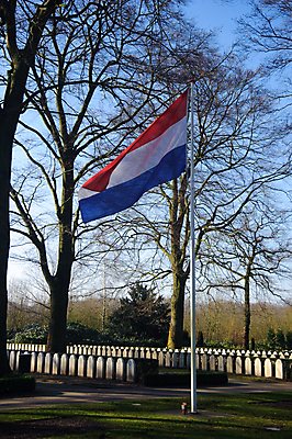 포토 JPG 해외이미지 사람없음 깃발 비석 묘사 네덜란드 깃대 기념물 천연기념물 사당 장례식 줄서기 추모 해외202004 해외포토 유럽 모션 파일형식 이미지허브