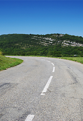 포토 JPG 해외이미지 도로 산 사람없음 고속도로 혼자 해외202004 해외포토 길 교통시설 파일형식 이미지허브