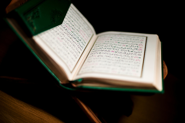 포토 JPG 해외이미지 종이 백그라운드 텍스트 사람없음 목재 책 초록색 단어 빛 검은색 기도 오픈 이슬람교 편지 읽기 묘사 보케 법 문학 증거 페이지 신성 대본 신앙심 아랍어 옛날 충실 해외202004 해외포토 나무 문자 종교 컬러 재료 모션 파일형식 이미지허브