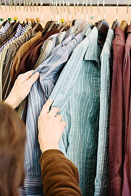 포토 JPG 해외이미지 디자인 옷 남자 셔츠 관리 사람없음 유행 상점 도시 선택 구매 쇼핑몰 묘사 땀 자수 스타일 해외202004 해외포토 컨셉 상의 사람 쇼핑 파일형식 이미지허브