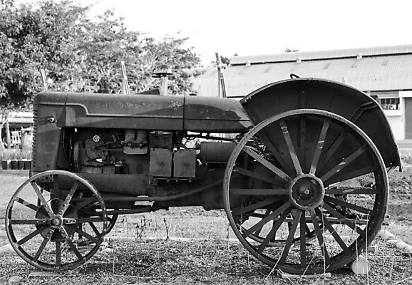 포토 JPG 해외이미지 나무 밭 농업 교통시설 자연 사람없음 빨간색 초록색 여름 농장 금속 기계 장비 수확 골동품 시골 업무 바퀴 그릴 부식 복고 트랙터 원시시대 밭일 옛날 쟁기 해외202004 해외포토 식물 계절 산업 컬러 교통 재질 주방용품 작업 역사 농기계 시설 생태계 특수차량 파일형식 이미지허브