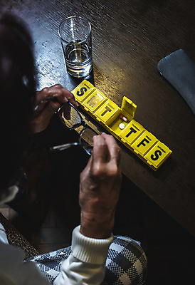 포토 JPG 해외이미지 손 노년 건강 관리 사람 사람없음 일상 상자 알약 약 환자 일주일 약초 질병 컨테이너 플라스틱 은퇴 처방 조제 돌봄 복용 옛날 조언 해외202004 해외포토 산업 의학 모션 재질 성인 라이프 신체부위 풀_식물 만들기 파일형식 이미지허브