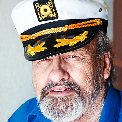 포토 JPG 해외이미지 백인 직업 응시 남자 바다 날씨 항해 피곤 한명 사람 성인 흰색 보트 선원 주인 옛날 장교 캡모자 해외202004 해외포토 서양인 모자_잡화 1 시선 컬러 컨셉 배_교통 파일형식 이미지허브