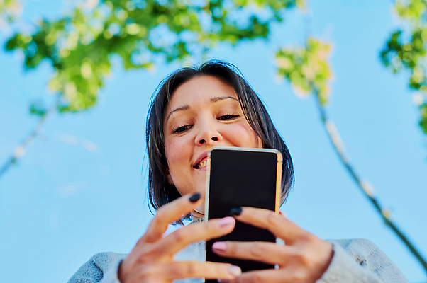 포토 JPG 해외이미지 학생 손 응시 여자 백그라운드 인터넷 텍스트 통신 성공 모바일 새로움 갈색머리 세포 한명 사람 성인 스마트폰 핸드폰 독서 흰색 잡기 오픈 입 메시지 스마트 긍정 충격 부름 타입 고립 문자메시지 셀룰러 해외202004 해외포토 1 헤어스타일 시선 컬러 컨셉 모션 신체부위 전자제품 스마트기기 파일형식 이미지허브