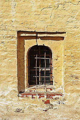 포토 JPG 해외이미지 벽 창문 날씨 돌담 안전 사람없음 노란색 교회 수확 거친 중세 보호 복고 러시아 수도원 옛날 해외202004 해외포토 유럽 컬러 컨셉 농업 종교건축 건물 담장 돌_바위 역사 파일형식 이미지허브