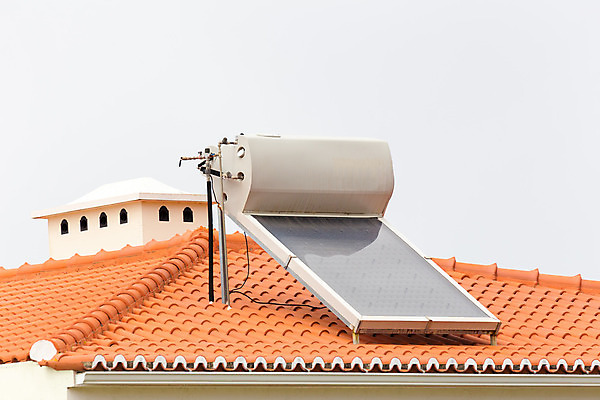 포토 JPG 해외이미지 1 하늘 지붕 미래 주택 따뜻함 사람없음 초록색 물 경제 빛 햇빛 태양 에너지 과학기술 절약 난방기 타일 에코 난방 유지 무료 카피스페이스 해외202004 해외포토 자연요소 컬러 컨셉 기술 건물 환경 공백 난방용품 파일형식 이미지허브