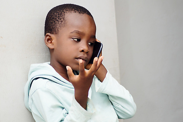 포토 JPG 해외이미지 어린이 엄마 한명 사람 소년 스마트폰 듣기 질문 해외202004 해외포토 1 남자 가족 모션 핸드폰 스마트기기 파일형식 이미지허브