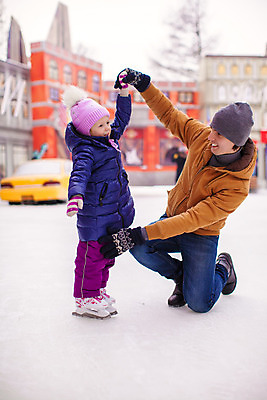 포토 JPG 해외이미지 주간 전신 백인 라이프스타일 여자 남자 딸 행복 어린이 겨울 가족 미소 웃음 사람 소녀 성인 야외 두명 손잡기 얼음 스케이트 스케이팅 잡기 아빠 무릎꿇기 겨울옷 부녀 겨울풍경 해외202004 해외포토 자연요소 서양인 옷 계절 감정 스포츠용품 관계 모션 겨울스포츠 표정 풍경 생활 파일형식 이미지허브