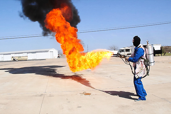 포토 JPG 해외이미지 손 남자 무기 유니폼 오렌지 불 실험 사람 사람없음 야외 빨간색 검은색 어둠 공연 장비 총 골동품 뜨거움 역사 휘발유 위험 폭발 복고 군용 전쟁 열정 육군 호스 온도 병정 연소 압력 스타일 해외202004 해외포토 자연요소 옷 감정 컬러 컨셉 과일 군대 이벤트 신체부위 석유 파일형식 이미지허브