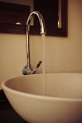 포토 JPG 해외이미지 디자인 건축양식 새로움 실내 사람없음 내부 목재 거울 욕실 흰색 도자기 싱크대 수도꼭지 대야 철강 해외202004 해외포토 나무 건축 컬러 컨셉 재료 개수대 파일형식 이미지허브