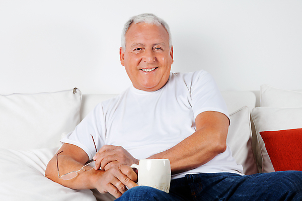 포토 JPG 해외이미지 백인 라이프스타일 응시 노년 남자 행복 안경 여유 커피 음료 탁자 주택 건강 한명 사람 앉기 성인 컵 가로 소파 방 회색 흰색 청바지 잡기 중앙 60대 은퇴 70대 시민 연금 옛날 해외202004 해외포토 서양인 1 식기 시선 잡화 감정 컬러 가구 의자 바지 모션 건물 생활 국민 파일형식 이미지허브