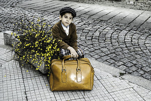 포토 JPG 해외이미지 백인 꽃 어린이 휴가 한명 앉기 소년 상반신 야외 앞모습 여행가방 잡기 보행로 복고 소년한명만 해외202004 해외포토 서양인 식물 1 남자 길 뷰포인트 가방 모션 사람 남자한명만 소년만 파일형식 이미지허브