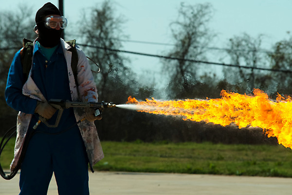포토 JPG 해외이미지 손 남자 무기 유니폼 오렌지 불 실험 사람 사람없음 야외 빨간색 검은색 어둠 공연 장비 총 골동품 뜨거움 역사 휘발유 위험 폭발 복고 군용 전쟁 열정 육군 호스 온도 병정 연소 압력 스타일 해외202004 해외포토 자연요소 옷 감정 컬러 컨셉 과일 군대 이벤트 신체부위 석유 파일형식 이미지허브