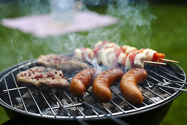 포토 JPG 해외이미지 주간 육류 요리 사람없음 야외 아웃포커스 파티 정원 소시지 꼬치 연기 그릴 바비큐 굽기 돗자리 꼬치구이 소시지구이 해외202004 해외포토 자연요소 음식 식재료 주방용품 촬영기법 이벤트 가공식품 구이 파일형식 이미지허브