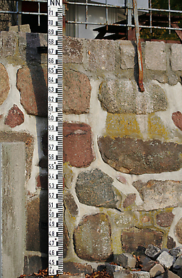 포토 JPG 해외이미지 벽 바다 표시 조류 독일 사람없음 세로 물 강 모니터 지시 홍수 묘사 측정 눈금 계량기 게이지 함부르크 해외202004 해외포토 자연요소 동물 유럽 모션 컴퓨터 자연재해 파일형식 이미지허브