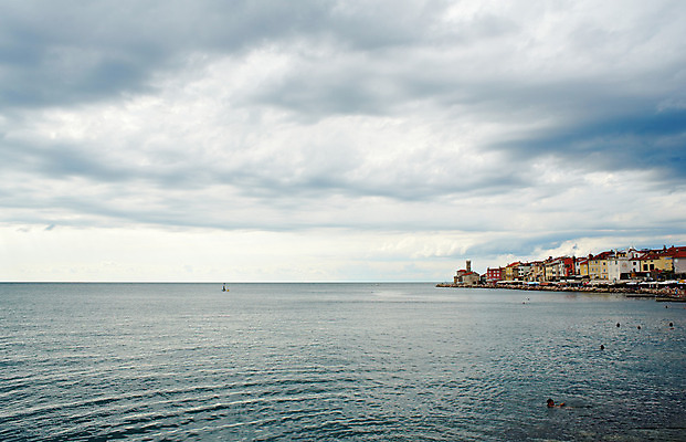 포토 JPG 해외이미지 구름 유럽 파도 바다 여행 건축양식 하늘 지붕 주택 등대 사람없음 건물 빨간색 물 파란색 햇빛 교회 탑 항구 맑음 종 역사 지중해 암초 포트 타운 슬로베니아 옛날 해외202004 해외포토 자연요소 건축물 건축 나라 컬러 종교건축 교통시설 날씨 태양 도시 파일형식 이미지허브