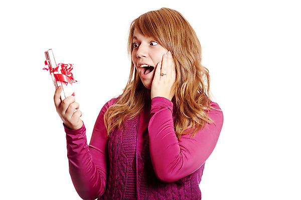 포토 JPG 해외이미지 백인 1 드레스 여자 행복 감정 유럽 크리스마스 휴가 새해 발렌타인데이 선물 한명 이벤트 빨간색 금발 유행 흰색 도시 쇼 S 우크라이나 생존 스타일 해외202004 해외포토 서양인 헤어스타일 알파벳 옷 기념일 나라 컬러 데이이벤트 사람 파일형식 이미지허브