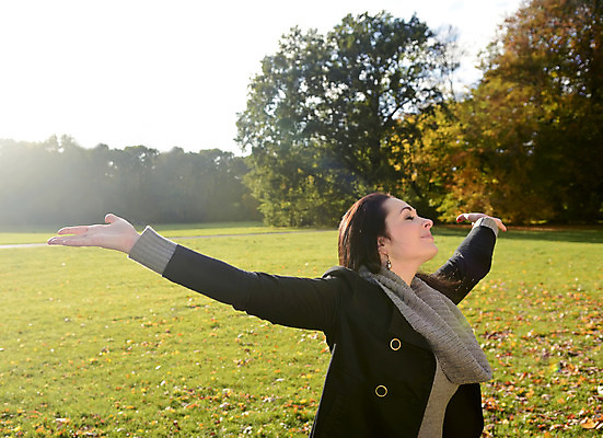 포토 JPG 해외이미지 나무 공원 여자 행복 감정 무기 응원 자연 하늘 성공 휴식 건강 한명 미소 손짓 야외 파란색 태양 맑음 검은색 힘 활발 기쁨 자유 가을 오픈 번짐 무료 성인여자만 카피스페이스 해외202004 해외포토 자연요소 식물 1 계절 공공시설 컬러 컨셉 모션 날씨 표정 사람 공백 생태계 여자만 성인만 파일형식 효과 이미지허브