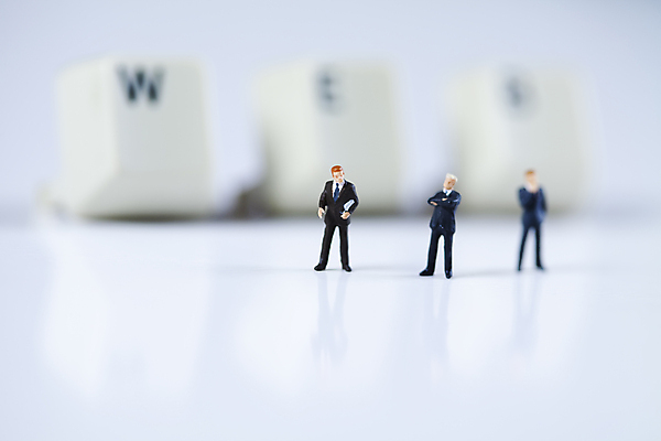 포토 JPG 해외이미지 협력 실내 사람없음 아웃포커스 금융 웹 키보드 비즈니스맨 흰배경 금융비즈니스 인물미니어처 해외202004 해외포토 남자 백그라운드 인터넷 비즈니스 촬영기법 내부 경제 미니어처 흰색 직장인 파일형식 이미지허브