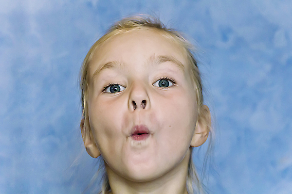 포토 JPG 해외이미지 백인 1 여학생 여자 행복 유럽 어린이 생각 한명 가로 세로 파란색 금발 흰색 표현 10 9 8 6 먹기 5 7 심각 해외202004 해외포토 서양인 학생 헤어스타일 감정 나라 컬러 컨셉 모션 사람 숫자 파일형식 이미지허브