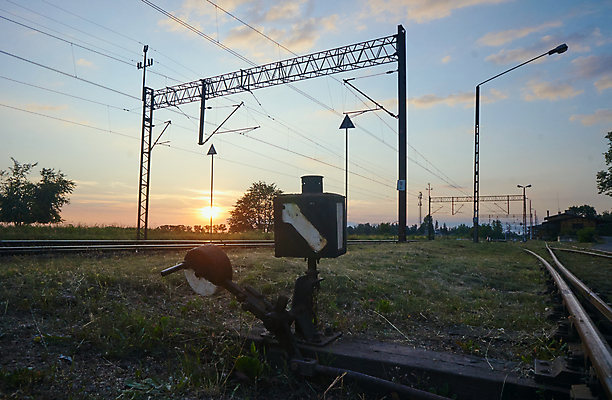 포토 JPG 해외이미지 식물 구름 교통시설 자연 하늘 사람없음 금속 기차 등불 철 철사 봉 폴란드 선로 해외202004 해외포토 자연요소 유럽 육상교통 교통 재질 조명 대중교통 시설 생태계 파일형식 이미지허브