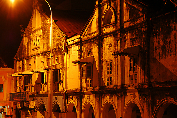 포토 JPG 해외이미지 외관 산업 건축양식 벽돌 거리 바닥 사람없음 건물 빛 상점 어둠 침묵 야간 타일 찢어짐 개발 방치 옛날 해외202004 해외포토 자연요소 건축물 건축 모션 소리 파일형식 이미지허브