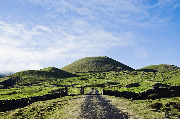 포토 JPG 해외이미지 벽 밭 농업 자국 자연 하늘 산 거리 풍경 사람없음 초록색 울타리 농장 바위 시골 오픈 소 방목 오솔길 포르투갈 대문 내추럴 방법 밭일 선로 찰과상 해외202004 해외포토 유럽 산업 길 컬러 포유류 담장 문 돌_바위 축산업 상처 생태계 파일형식 이미지허브