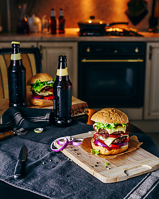 포토 JPG 해외이미지 맥주 패스트푸드 실내 사람없음 주방 햄버거 식탁보 칼 맥주병 나무도마 수제햄버거 적양파 해외202004 해외포토 양파 술병 도마 주류 내부 목재 인스턴트 파일형식 이미지허브