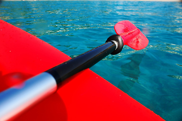 포토 JPG 해외이미지 바다 여행 하늘 휴가 항해 따뜻함 사람없음 야외 빨간색 물 파란색 햇빛 태양 맑음 뜨거움 보트 노 해외202004 해외포토 자연요소 컬러 배_교통 날씨 선박 파일형식 이미지허브