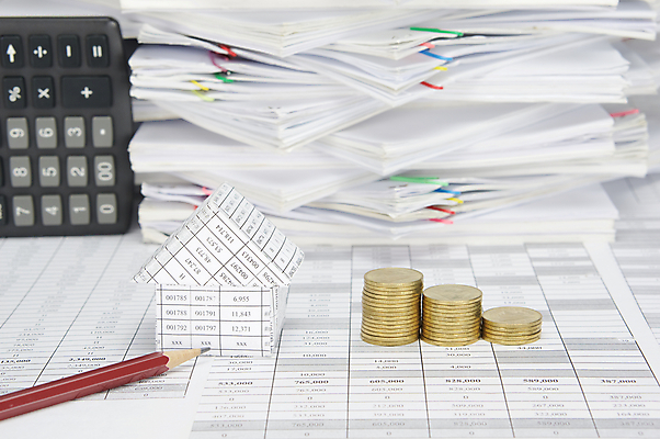 포토 JPG 해외이미지 종이 비즈니스 성공 설계 주택 사람없음 연필 갈색 쌓기 동전 검은색 자료 계산기 흰색 업무 황금 인쇄 보고서 문서 투자 영수증 시트 계좌 옛날 해외202004 해외포토 컬러 컨셉 돈 모션 문구용품 학용품 건물 금융 필기구 장비 작업 파일형식 이미지허브