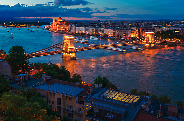 포토 JPG 해외이미지 외관 도로 조각 교통시설 하늘 지붕 주택 안테나 파노라마 사람 풍경 사람없음 야외 건물 빨간색 물 파란색 단어 빛 강 도시풍경 컬러풀 조각상 반사 교회 여행객 일출 탑 항구 맑음 황혼 일몰 새벽 가을 바위 등불 램프 역사 황금 도심 야간 저녁 사자 심볼 장면 타운 첨탑 스카이라인 빛망울 천연기념물 국회 기간 다뉴브강 옛날 스타일 수평선 유흥 해외202004 해외포토 자연요소 문자 건축물 계절 길 컬러 교통 통신 포유류 종교건축 날씨 조명 촬영기법 조형물 노을 돌_바위 도시 시설 파일형식 이미지허브