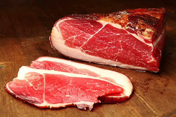 포토 JPG 해외이미지 접시 잡화 음식 조각 재료 육류 돼지고기 스테이크 요리 사람없음 빨간색 식사 저녁식사 이탈리아 소고기 추위 뜨거움 파마 소시지 맛 자르기 먹기 향신료 매움 햄 후추 훈제 고립 살라미 해외202004 해외포토 헤어스타일 식기 유럽 컬러 컨셉 식재료 모션 서양음식 가공식품 향미료 파일형식 이미지허브