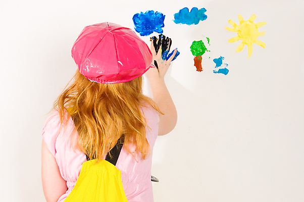 포토 JPG 해외이미지 종이 어린이 분홍색 한명 청춘 컬러풀 노란색 페인트 흰색 그림 예술가 해외202004 해외포토 1 컬러 컨셉 사람 파일형식 이미지허브